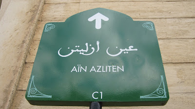 Carteles de colores que marcan la ruta deseada en Fez el Bali