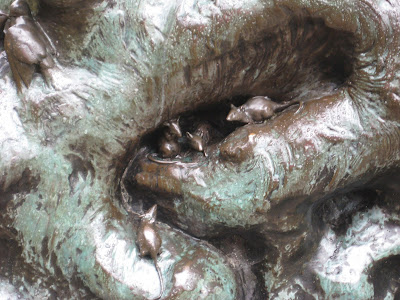 Photo of the mice on one part of the Peter Pan statue pedestal | Two Hectobooks