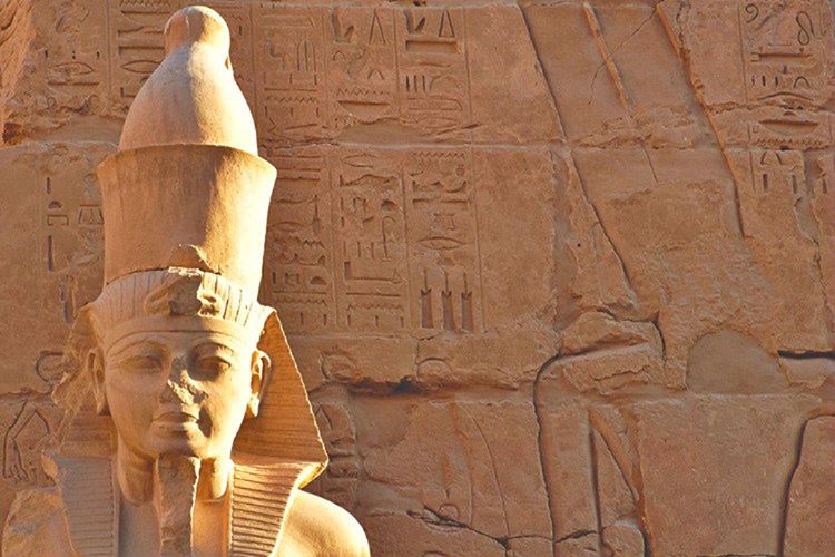 III. Thutmose hükümdar olduğunda Hatşepsut'a ait tüm izleri sildirmek istedi.