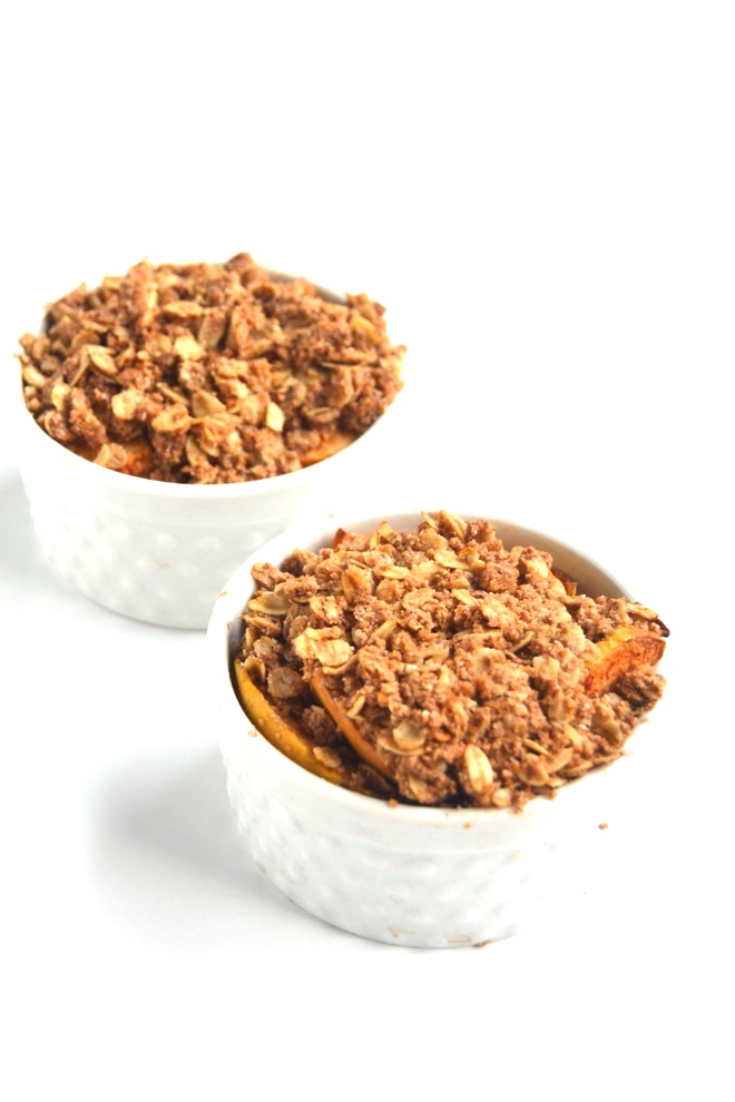 This Protein Apple Crisp is a lighter, healthier version of your favorite crisp made with whole-wheat flour, oats, less sugar and protein for a satisfying, flavorful dessert! www.nutritionistreviews.com