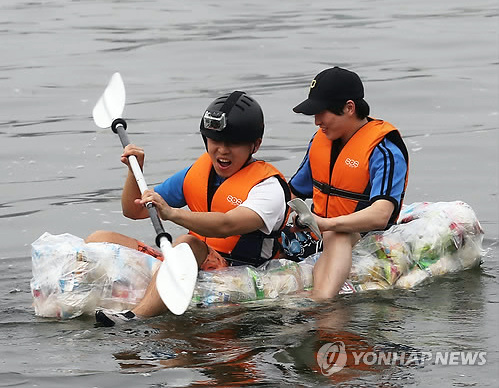 Coreanos navegando sobre una balsa elaborada con bolsas de snacks