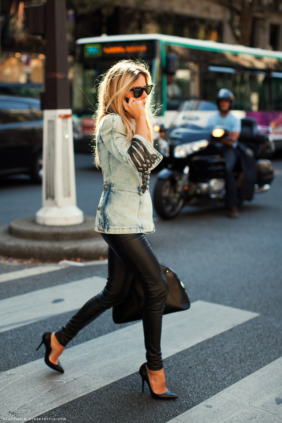 Blonde jeans. Уличный стиль. Джинсы с каблуками. Уличная мода блоггеры. Джинсовая куртка и каблуки.