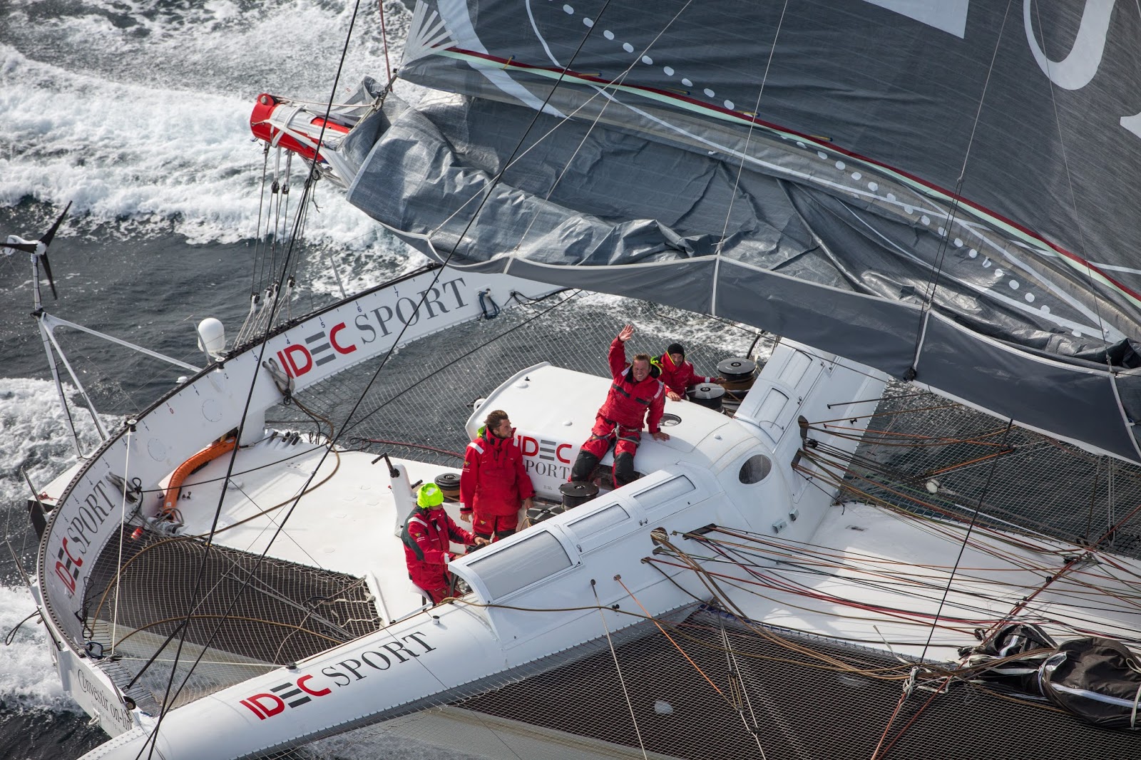 Jules Verne / IDEC SPORT more than 4 days and 6 hours ahead of the record at the Horn ScanVoile