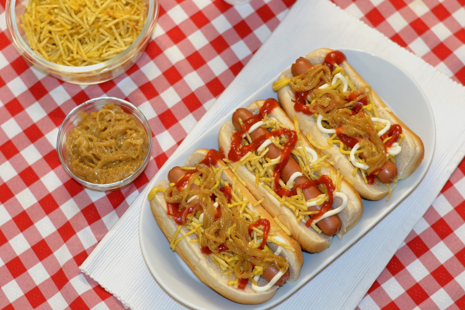 Hot Dogs com cebola caramelizada [Hot Dogs with caramelized onions]