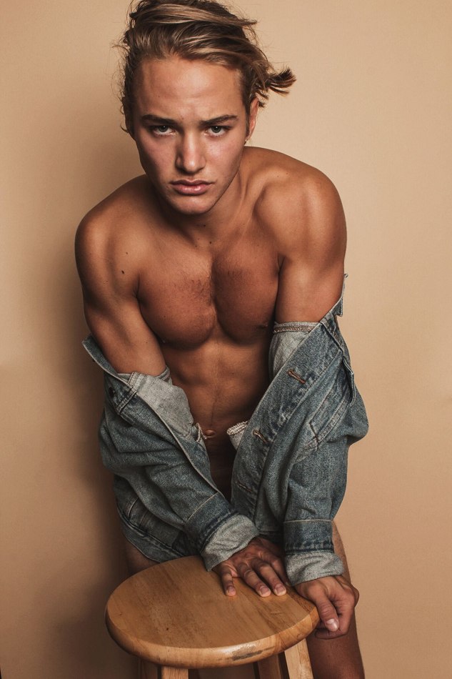 Model : Mitchell Hoog.