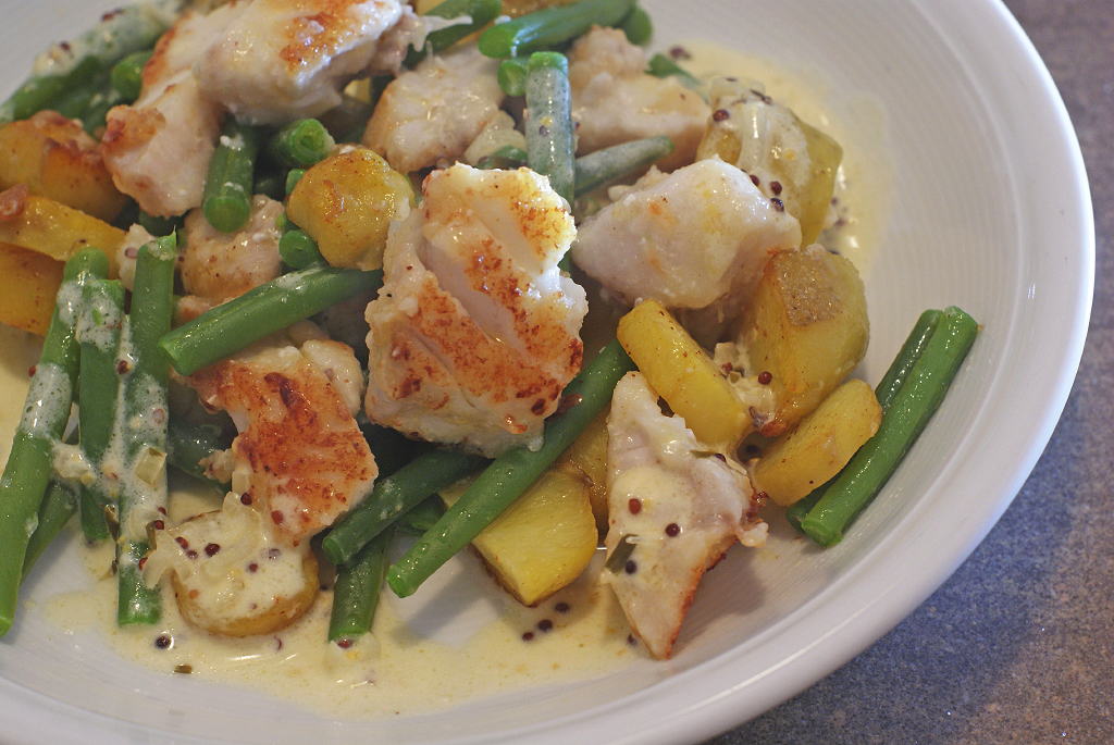 KAQUUS HAUSMANNSKOST Pfannengericht, Fisch mit Kartoffeln, Bohnen und Senfsauce