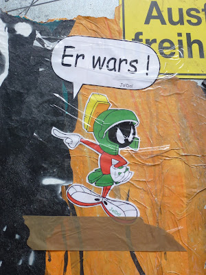 Sticker in Köln "Er wars!" von Ja!Da!, Motiv:  Marvin der Marsianer
