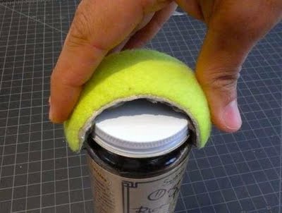 Riciclare le palline per un utilissimo apribarattoli e bottiglie