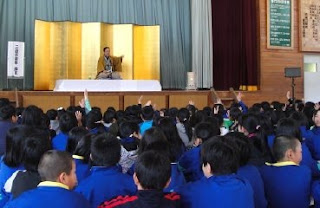 学校で開催された三遊亭楽春の楽しい講演会(落語鑑賞会)の風景です。 学校で開催された三遊亭楽春の楽しい講演会(落語鑑賞会)の風景です。