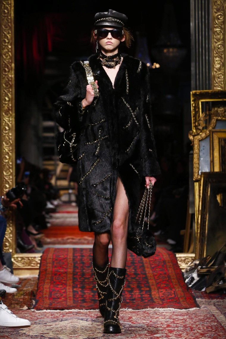Moschino Fall/Winter 2016-2017 RTW MFW moschino-fall-winter-2016-2017-collection-milan-fashion-week, moschino-fall-winter-2016-2017, moschino-fall-winter-2016, moschino-fall-winter-2017, moschino-fall-2016-2017, moschino-fall-2016, moschino-fall-2017, moschino-teddy-bear, ours-moschino, coque-moschino, du-dessin-aux-podiums, dudessinauxpodiums