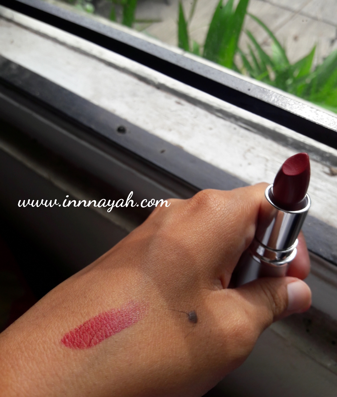 [Review] wardah matte lipstick no. 10 Maroon Innnayah Travel