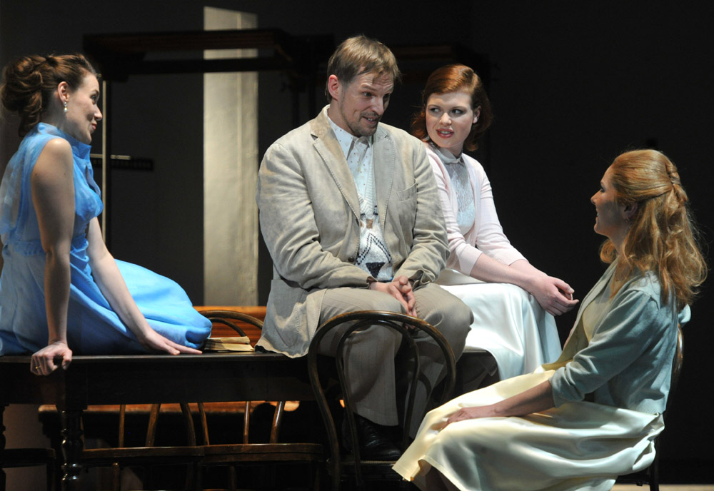 Опера жизнь с идиотом новосибирск. Шнитке жизнь с идиотом. Спектакль любовь с придурком. Альфред шнитке биография. Шнитке жизнь с идиотом.