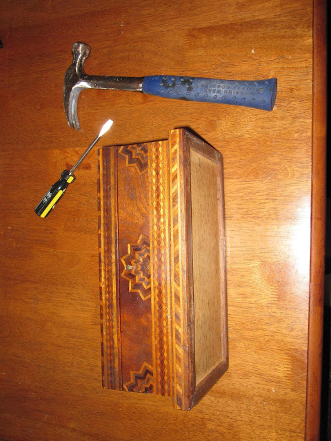 Natagpuan Ng Mag-Asawang Ito Ang Isang Box Sa Loob Ng Trap Door. Nang Buksan Nila Ito, 'Di Sila Makapaniwala Sa Laman Nito! Natagpuan Ng Mag-Asawang Ito Ang Isang Box Sa Loob Ng Trap Door. Nang Buksan Nila Ito, 'Di Sila Makapaniwala Sa Laman Nito!