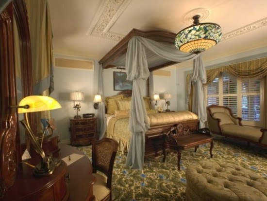 Decorative accents canopy bed  for your own well-being