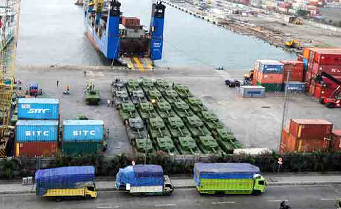 Tank Leopard 2 Revolution RI (Pelabuhan Tanjung Priuk) Tank Leopard 2 Revolution RI (Pelabuhan Tanjung Priuk)