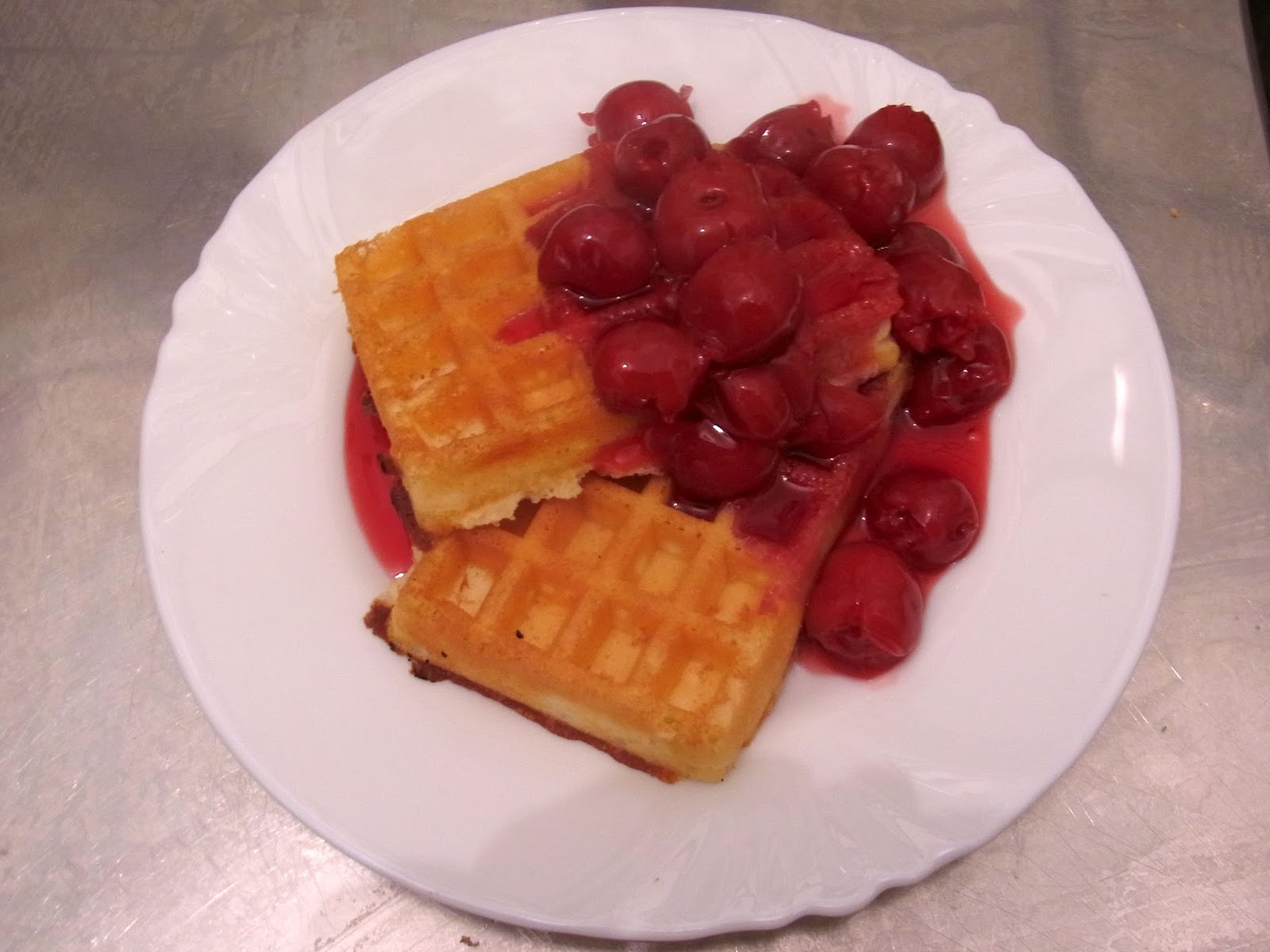 Viola´s Tiny Kitchen Waffeln mit heißen Kirschen und Sahne
