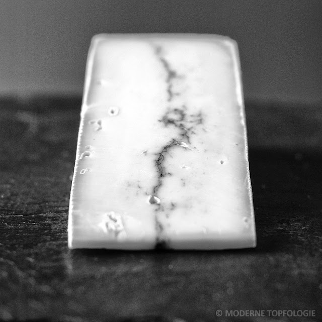 Käse aus Frankreich: Eine Schicht aus Pflanzenasche durchzieht mittig den halbfesten Morbier, der aus dem Departement Jura der Region Franche-Comte stammt.