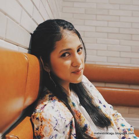 Vhiendy Savella - Pergilah Bersamanya Vhiendy Savella - Pergilah Bersamanya Lirik