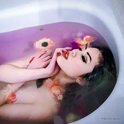 в ванне с цветами