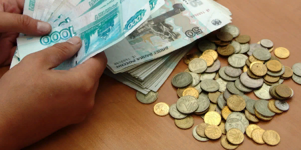От бедности до богатства один шаг Гора монет и веер купюр
