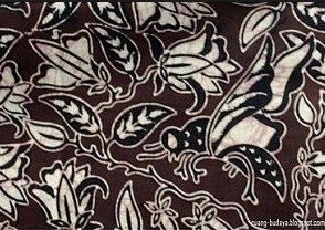 Khas batik pekalongan yakni didominasi dengan motif tumbuhan dan