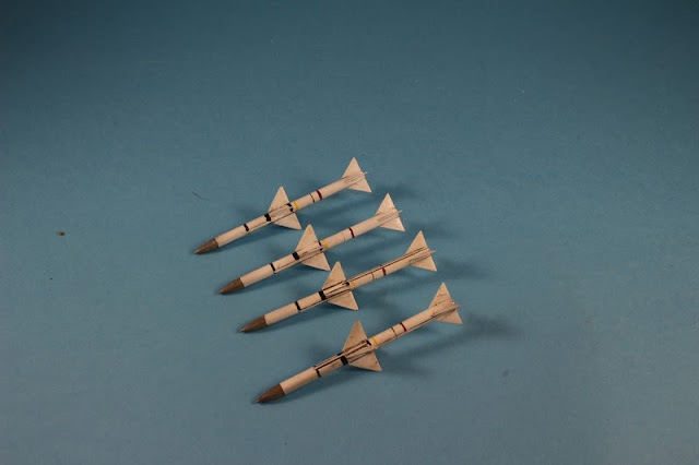 Montage pas à pas du F-4B Phantom II d'eduard au 1/48. F-4B Phantom II,Eduard 1/48, les charges externes.
