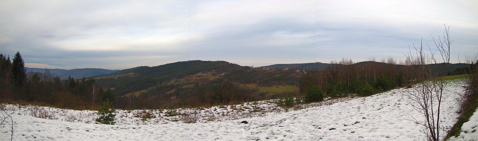 Panorama ze skraju łąk osiedla Górniakowo.