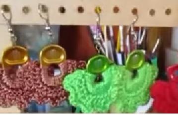 Útiles: Como hacer aretes tejidos a crochet con anillas de latas desechable.