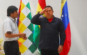 la visita de Chávez a Bolivia y la reiteración de bonos a militares y funcionarios del Gobierno