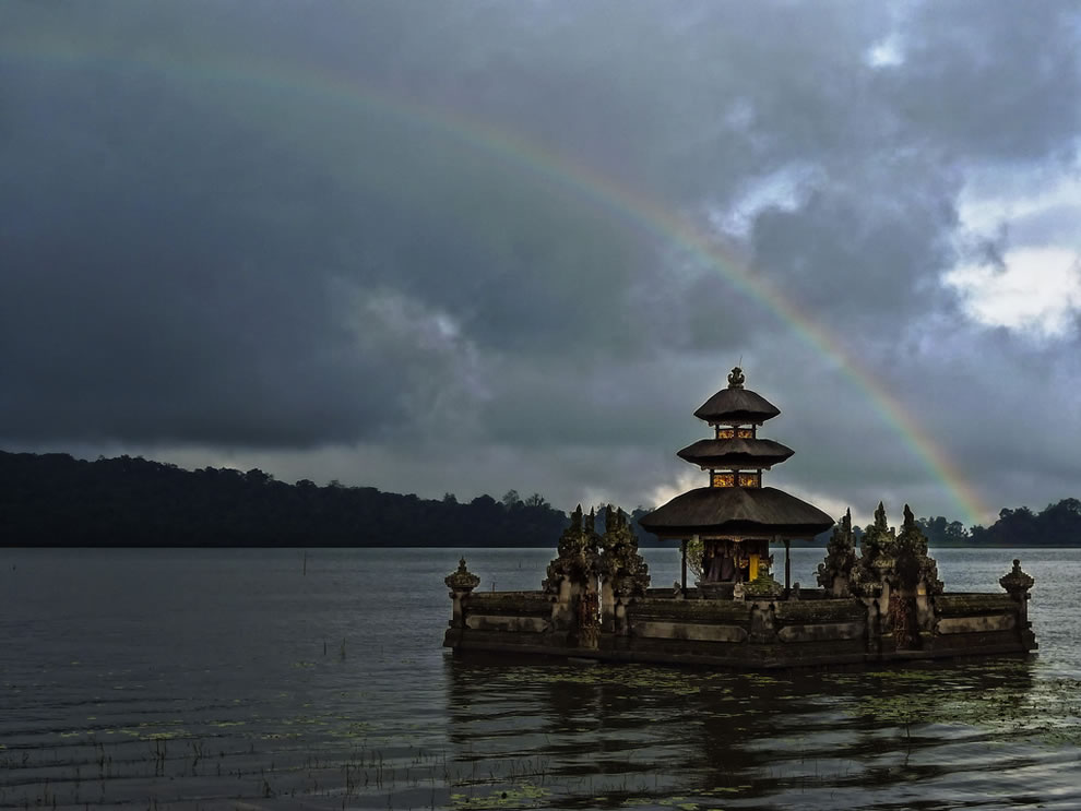бали известный храм ворота. остров тысячи храмов. остров бали. остров 1000 храмов. бали (остров в малайском архипелаге).