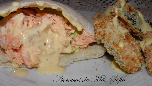 Pita de salmão com pedaços crocantes de courgette / Salmon pita pockets with crispy baked zucchini fries