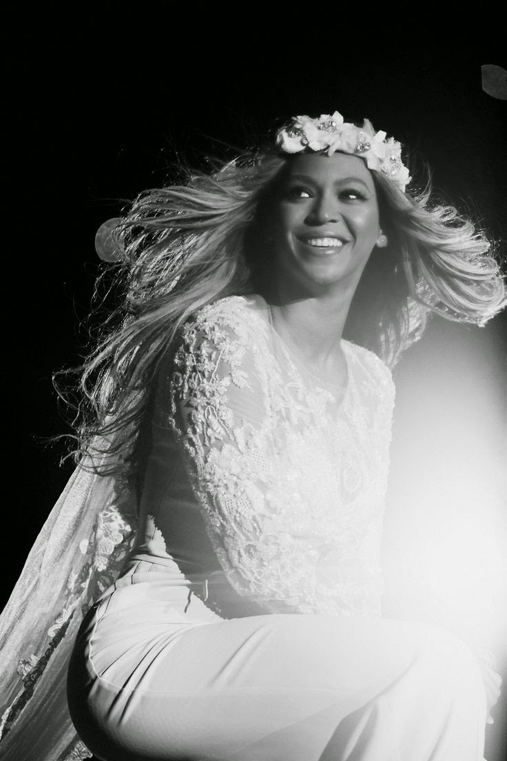 beyonce in black and white outfit