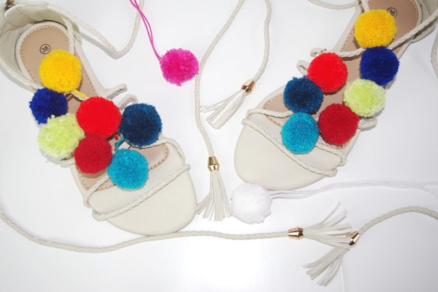 DIY PomPom Sandalen DIY PomPom Sandalen