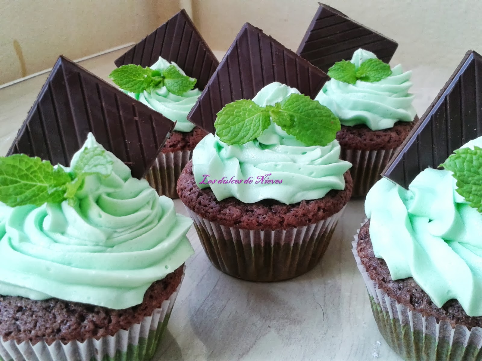 LOS DULCES DE NIEVES: CUPCAKES DE CHOCOLATE Y MENTA.
