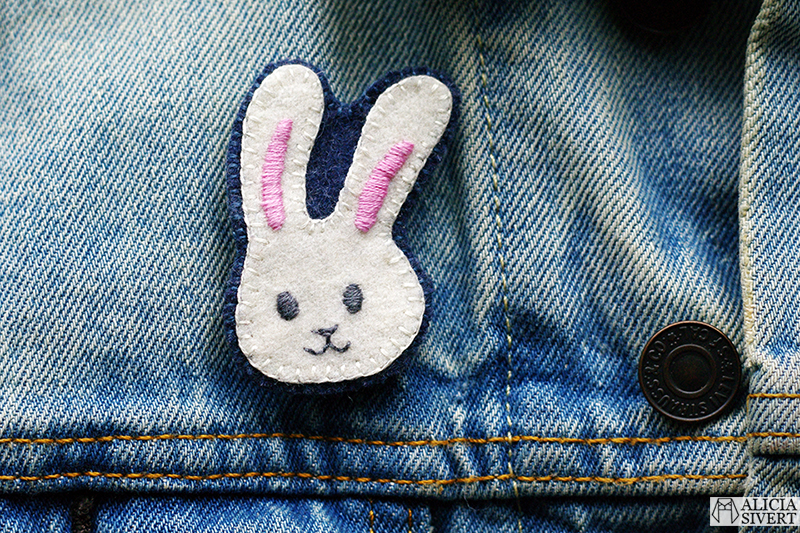 DIY till påsk: broderad brosch av kanin-emoji, av Alicia Sivertsson. aliciasivert alicia sivert sivertsson broderi embroidery brosch brooch emoji bunny face rabbit kanin kaninemoji kaninansikte påsk easter påskpynt påskpyssel diy do it yourself gör det själv skapa skapande kreativitet outfit påskoutfit klädsel smycke accessoar handgjord handgjort handarbete