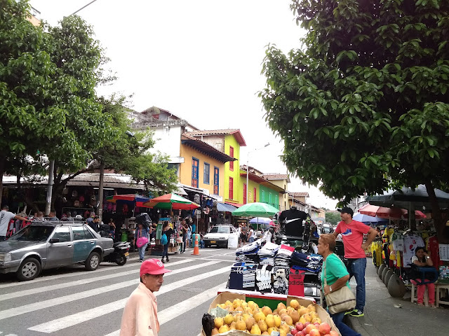 Qué visitar en Medellín: La capital paisa en 15 lugares imprescindibles: 8 El centro de Medellín es un continuo trasiego