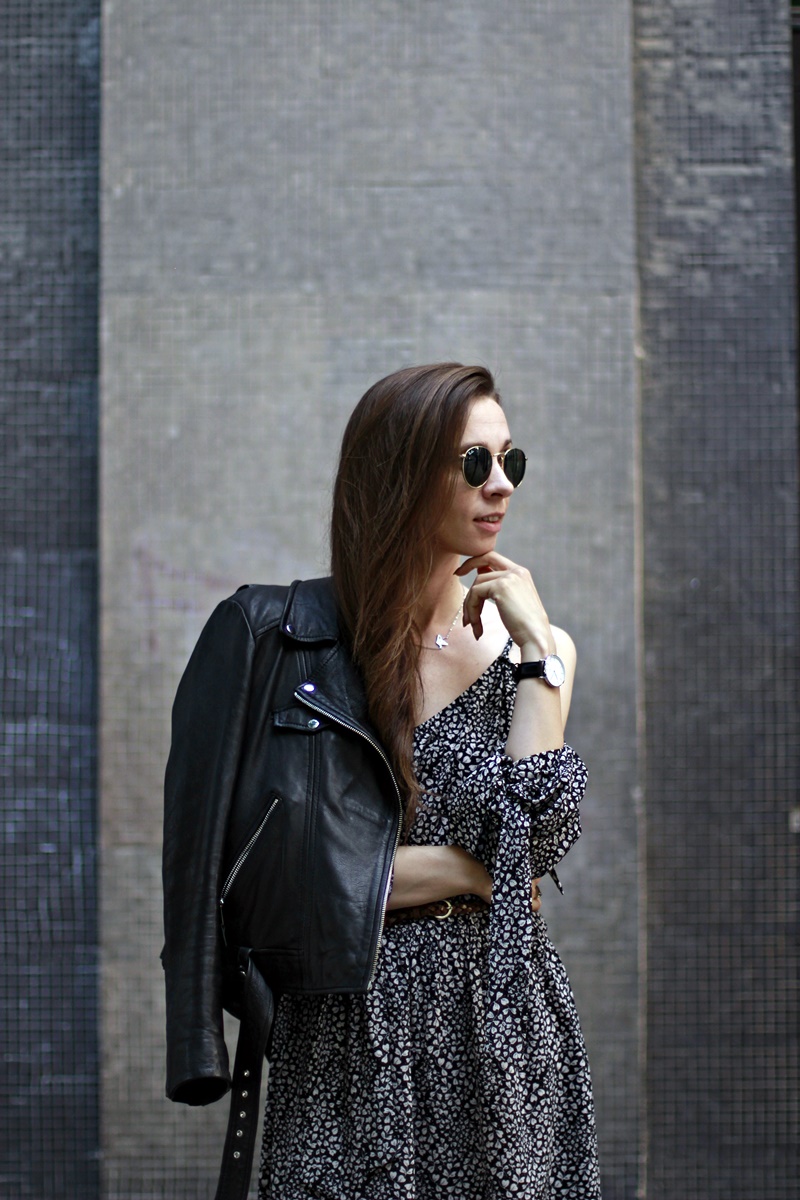 Sukienka z odkrytymi ramionami