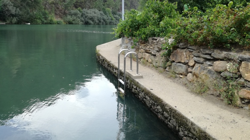 escadas de acesso á agua