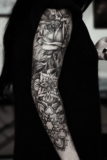 Maravilhoso olhando floral manga da tatuagem. As mangas são adornados com flores diversas, como ele cria um magicamente inspirado jardim do braço.