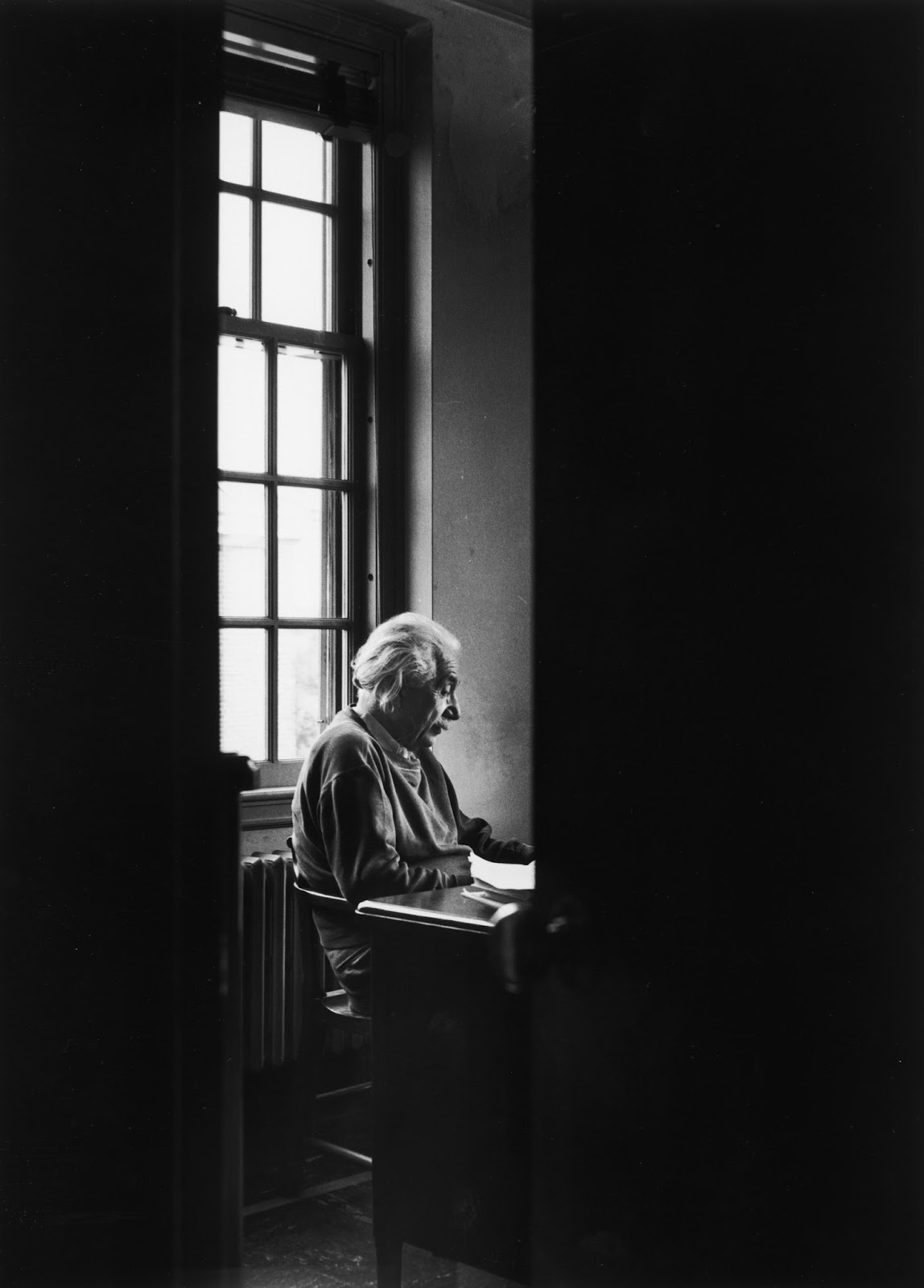 These candid photographs capture the daily life of Albert Einstein  1930s 1950s - 75