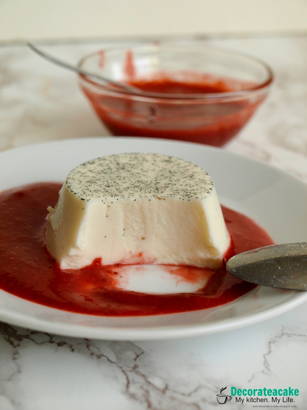 Panna cotta z musem truskawkowym delikatny, lekki, prosty!