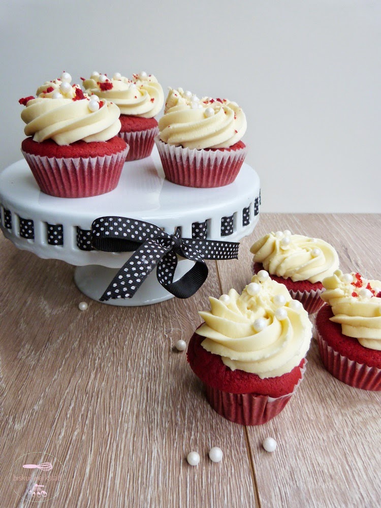 Red Velvet Cupcakes mit Frischkäse-Schokoladen-Frosting [Ohrwurm-Alarm ...