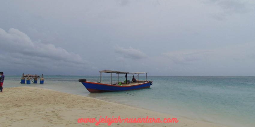 Pantai Pasir Putih di Pulau Gosong Patrick - wisata gabungan trip pulau pramuka paket wisata murah open trip pulau pramuka 2 hari 1 malam kepulauan seribu selatan