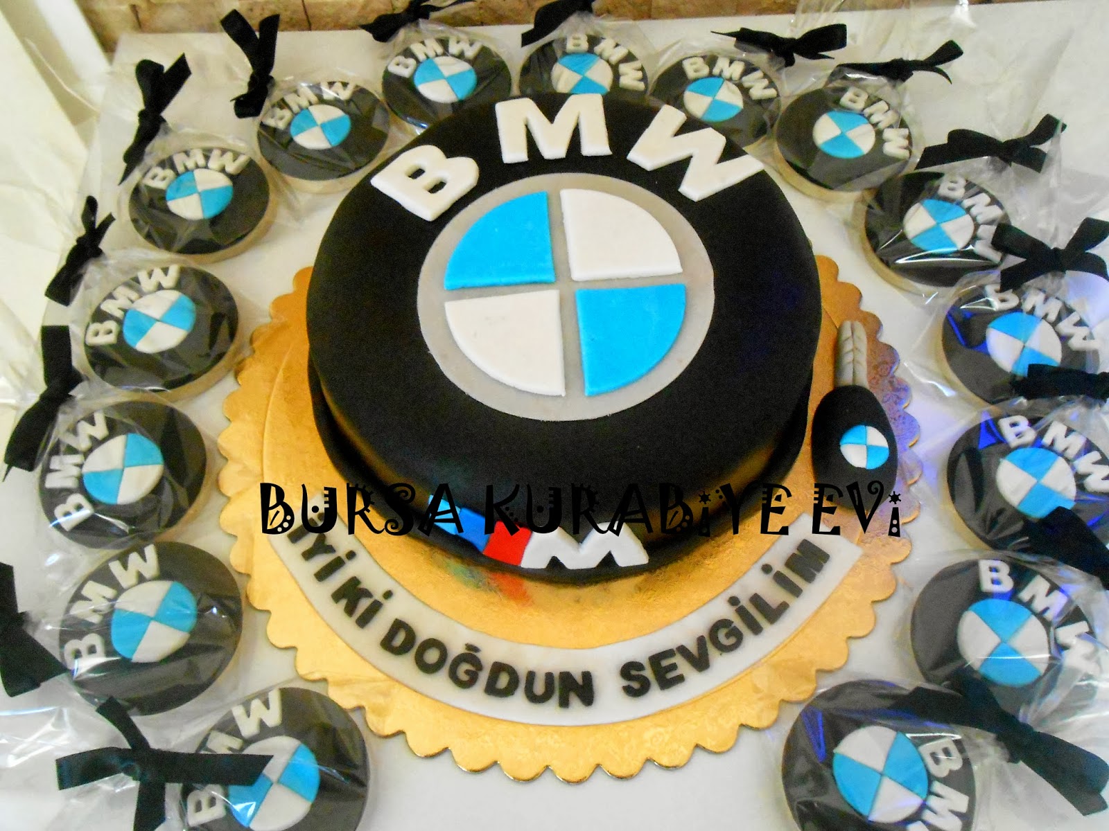BURSA KURABİYE EVİ BMW LOGOLU KURABİYE VE PASTA )