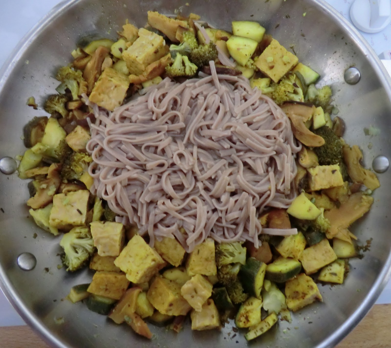 Nouilles de riz brun, amarante et kale aux shiitakés, tempeh et légumes