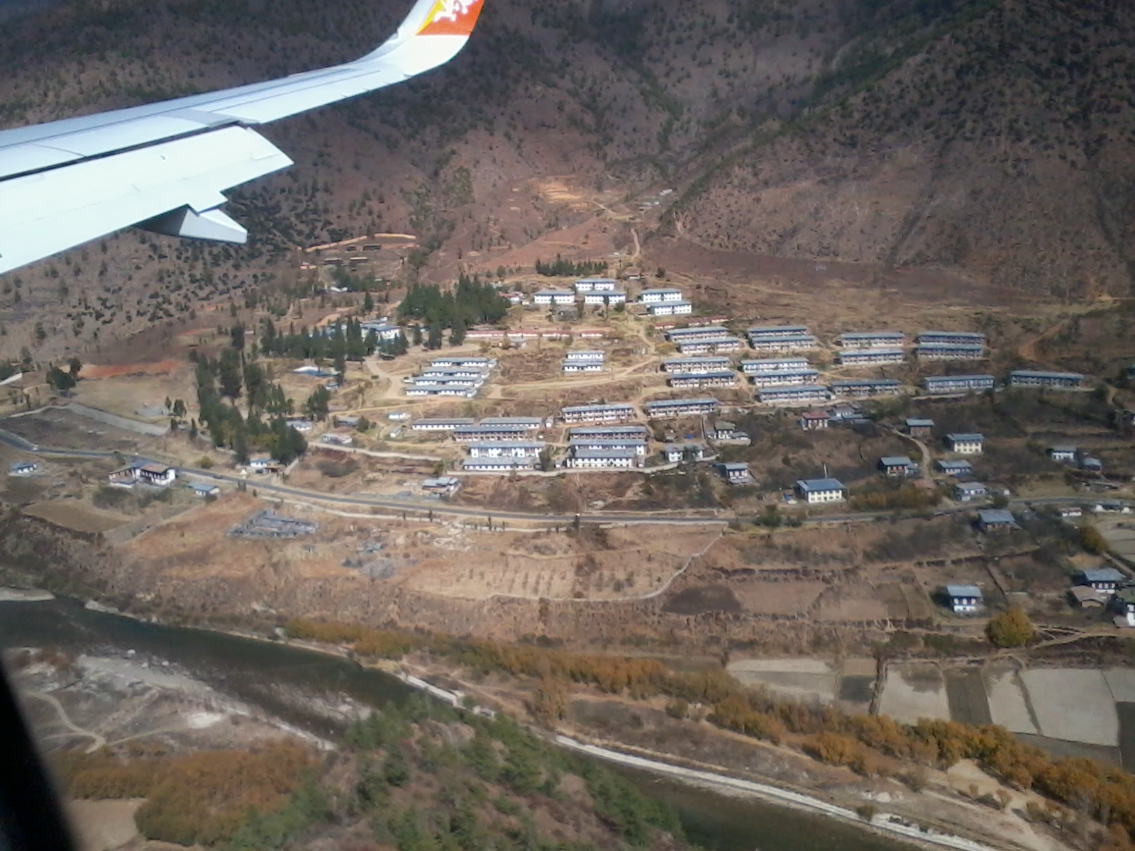 Аэропорт бутана. Аэропорт паро в бутане. Бутан аэропорт паро терминал. Бутан Страна аэропорт. VQPR аэропорт.