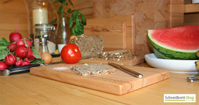 Frühstücksbretter aus Holz gehören zu einem leckeren Frühstück.