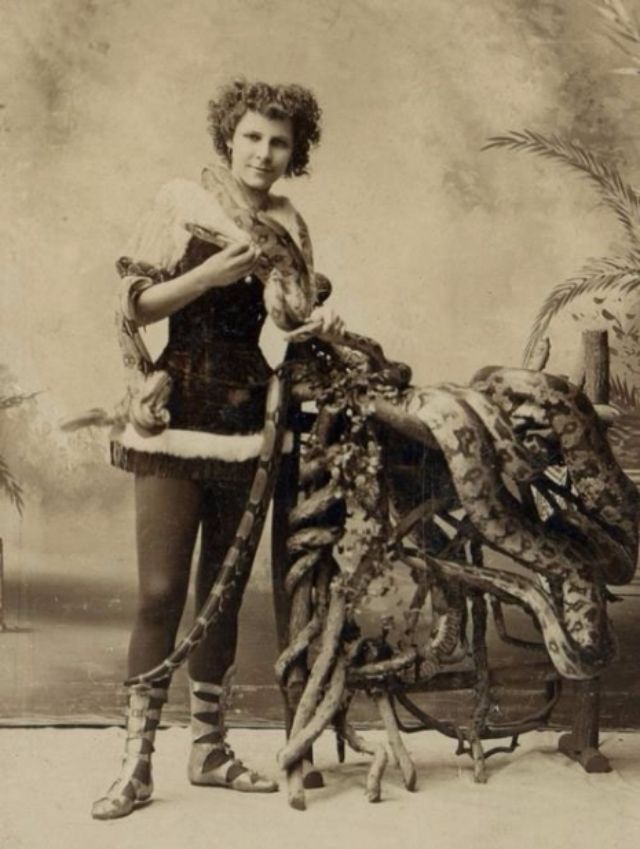 33 Amazing Vintage Photos of Female Circus Snake Charmers From the Early 20th Century vintage