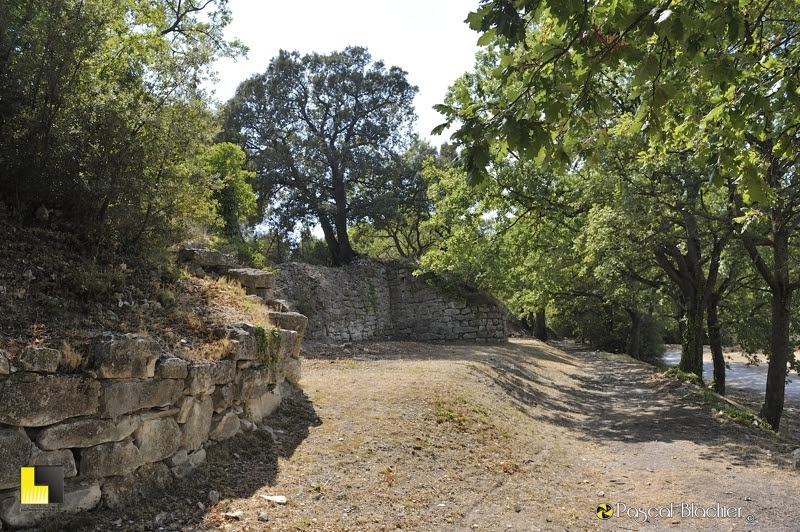 les remparts de l'oppidum d'entremont photo Pascal Blachier