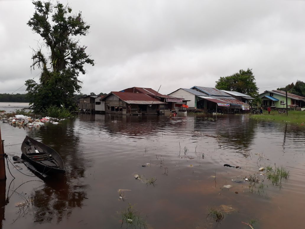 Kapolsek Belitang monitor Warga Terkena Dampak Banjir Kapolsek Belitang monitor Warga Terkena Dampak Banjir